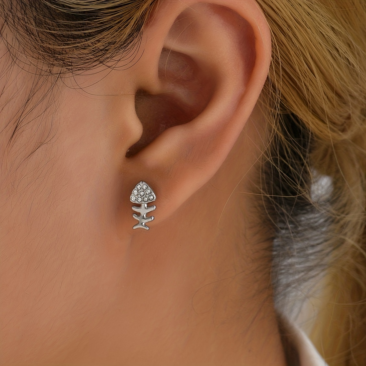 1 Pair Simple Style Fish Bone Inlay 304 Stainless Steel Rhinestones 14K Gold Plated Ear Studs display picture 3