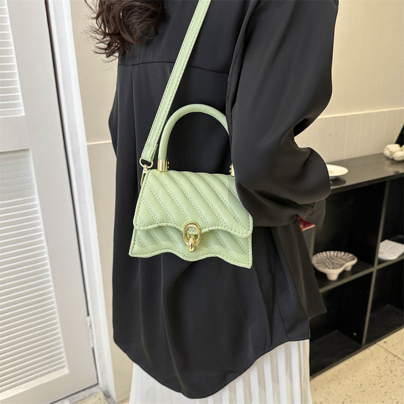 Women's Pu Leather Solid Color Elegant Square Flip Cover Shoulder Bag Handbag Crossbody Bag display picture 4