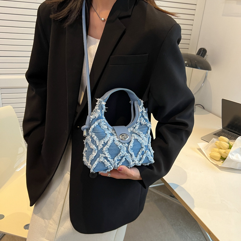Women's Denim Solid Color Preppy Style Streetwear Pillow Shape Zipper Shoulder Bag Handbag Crossbody Bag display picture 10