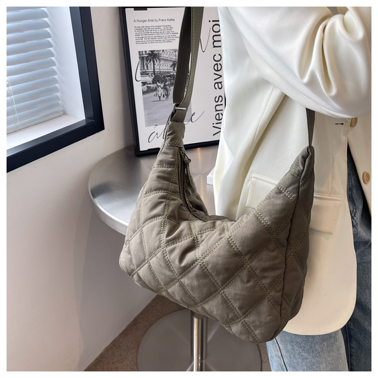 Women's Nylon Cotton Solid Color Basic Dumpling Shape Zipper Crossbody Bag display picture 4