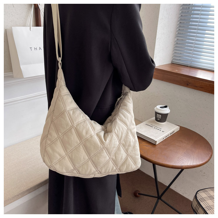 Women's Nylon Cotton Solid Color Basic Dumpling Shape Zipper Crossbody Bag display picture 8