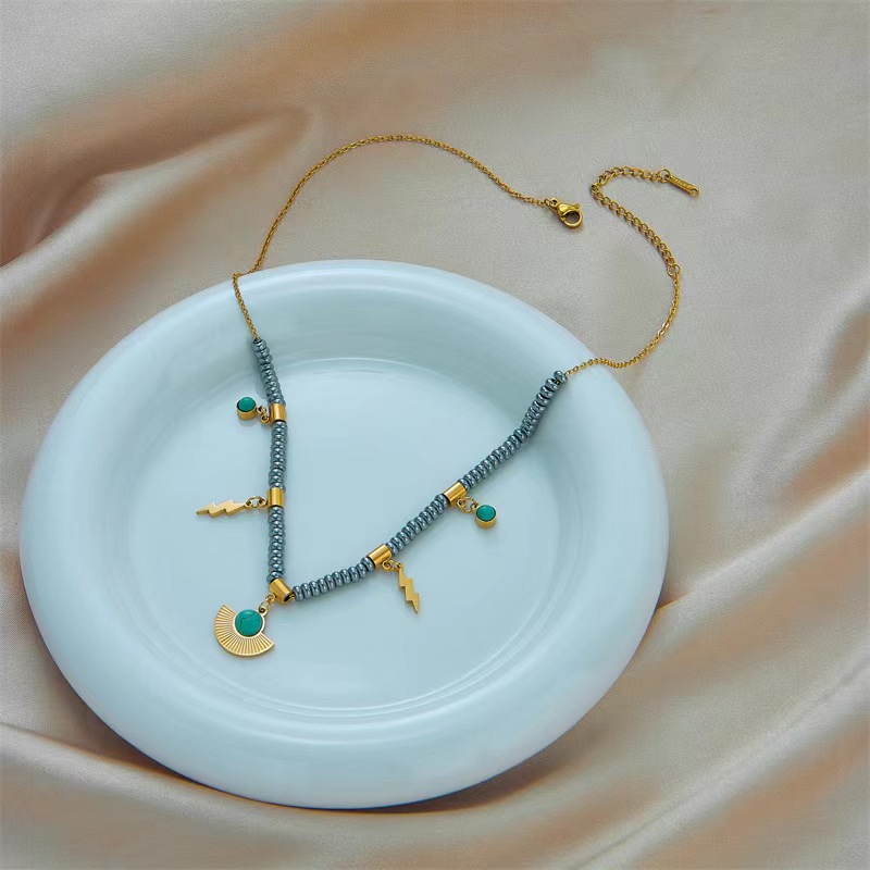 304 Stainless Steel 18K Gold Plated Vintage Style Inlay Round Sector Lightning Resin Necklace display picture 3