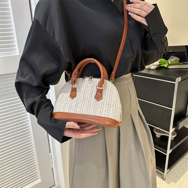 Women's All Seasons Straw Solid Color Classic Style Shell Zipper Shoulder Bag display picture 10