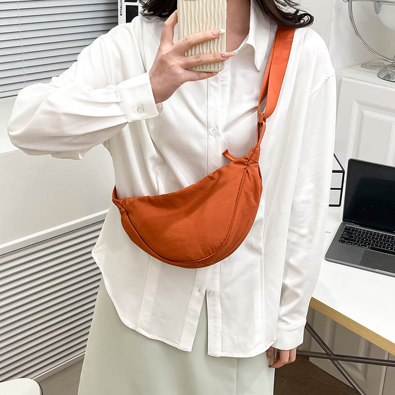 Women's Canvas Solid Color Basic Dumpling Shape Zipper Shoulder Bag Crossbody Bag display picture 2