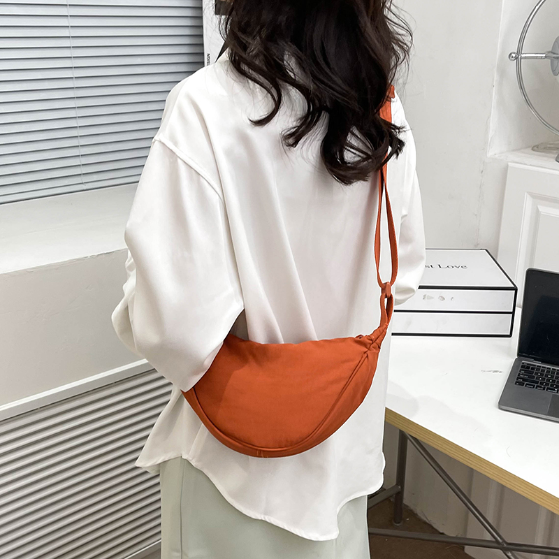 Women's Canvas Solid Color Basic Dumpling Shape Zipper Shoulder Bag Crossbody Bag display picture 7