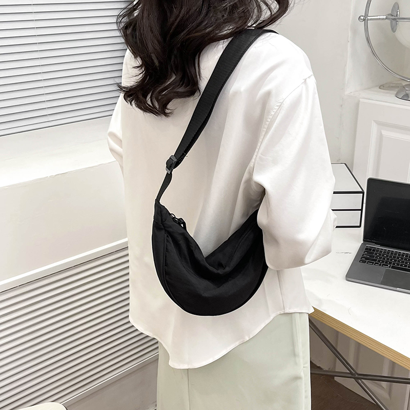 Women's Canvas Solid Color Basic Dumpling Shape Zipper Shoulder Bag Crossbody Bag display picture 1