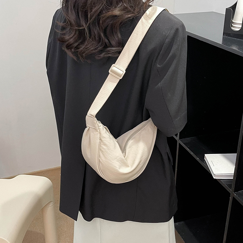 Women's Canvas Solid Color Basic Dumpling Shape Zipper Shoulder Bag Crossbody Bag display picture 10