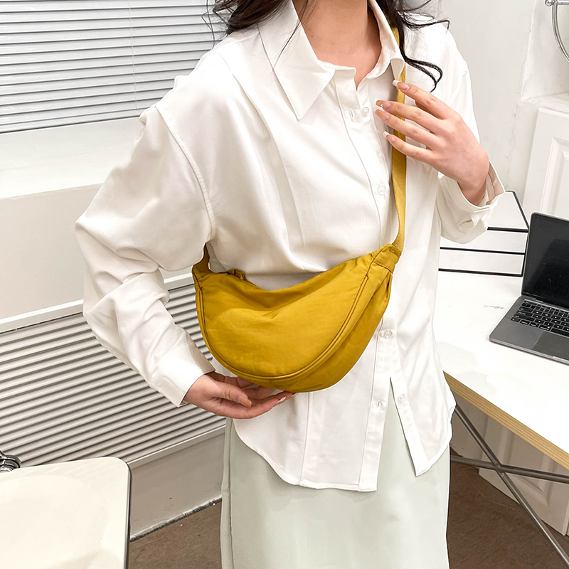 Women's Canvas Solid Color Basic Dumpling Shape Zipper Shoulder Bag Crossbody Bag display picture 9