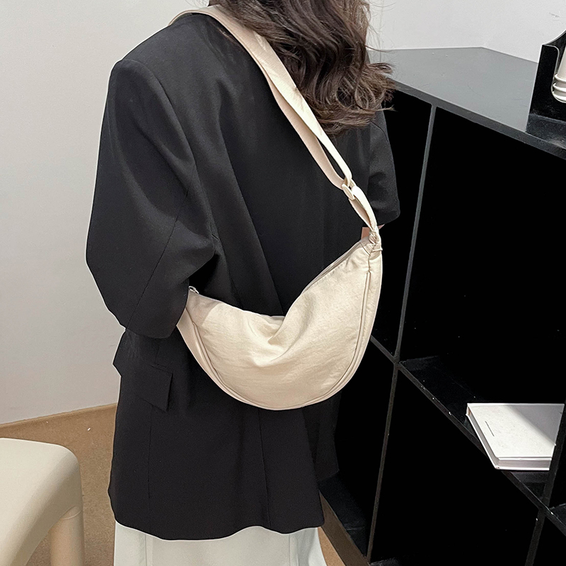 Women's Canvas Solid Color Basic Dumpling Shape Zipper Shoulder Bag Crossbody Bag display picture 3