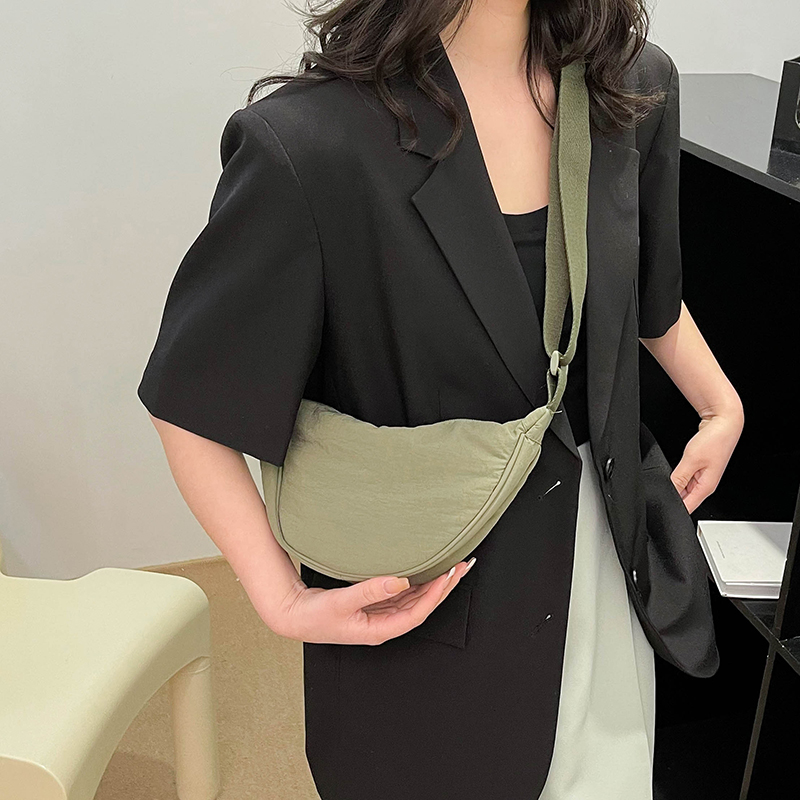 Women's Canvas Solid Color Basic Dumpling Shape Zipper Shoulder Bag Crossbody Bag display picture 12