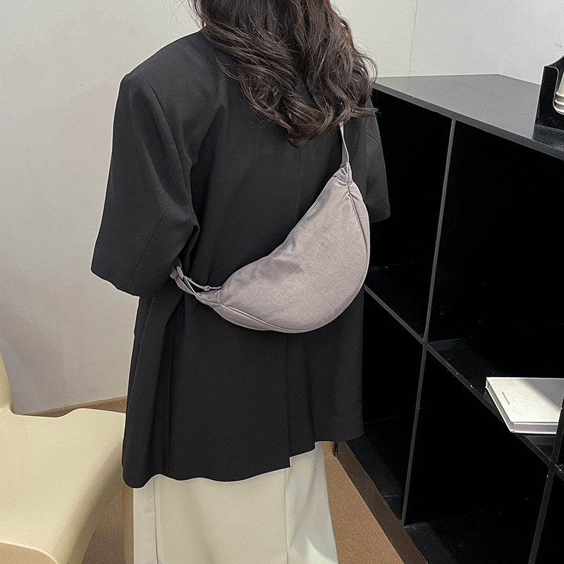Women's Canvas Solid Color Basic Dumpling Shape Zipper Shoulder Bag Crossbody Bag display picture 4