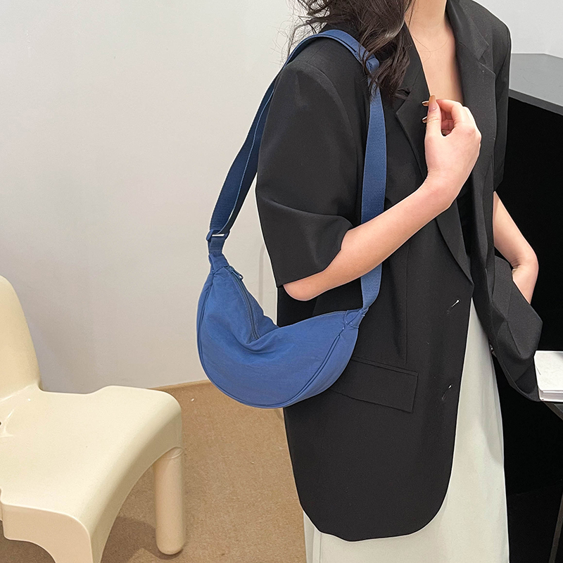 Women's Canvas Solid Color Basic Dumpling Shape Zipper Shoulder Bag Crossbody Bag display picture 14