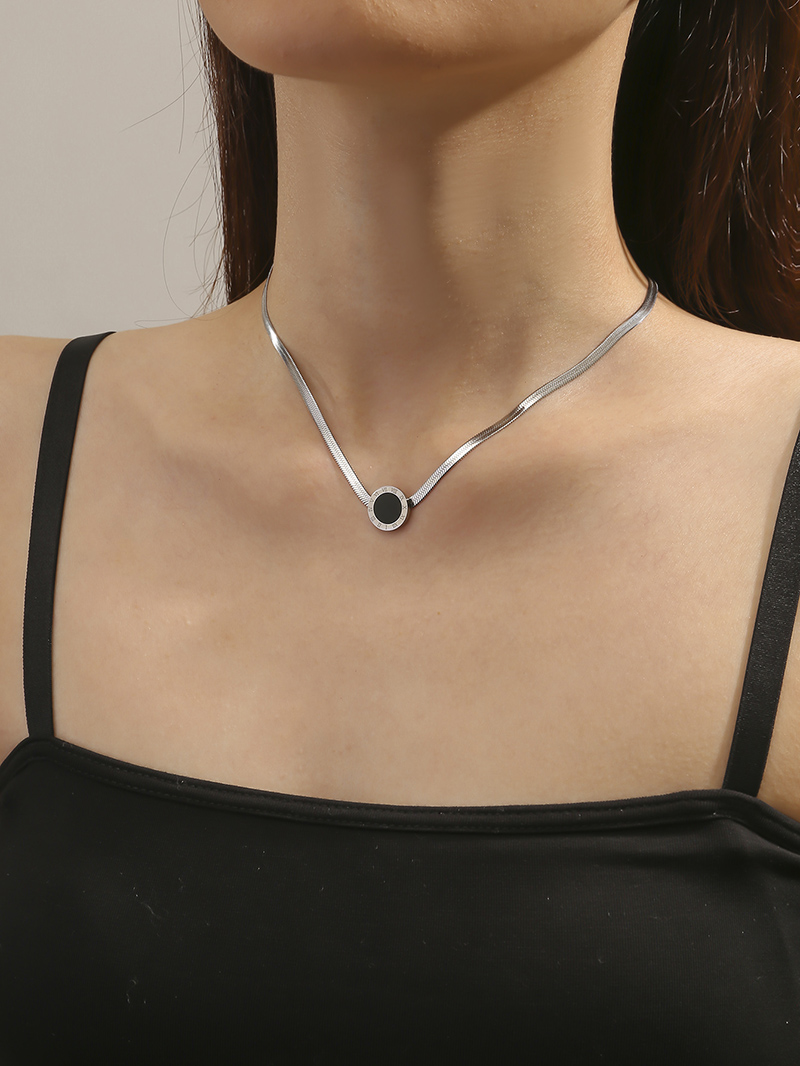 Elegant Number Titanium Steel Polishing Necklace display picture 2