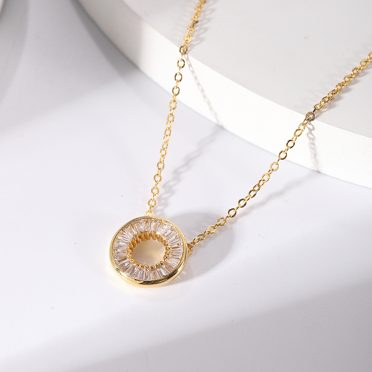 Classic Style Circle Copper 18k Gold Plated Zircon Pendant Necklace In Bulk display picture 1