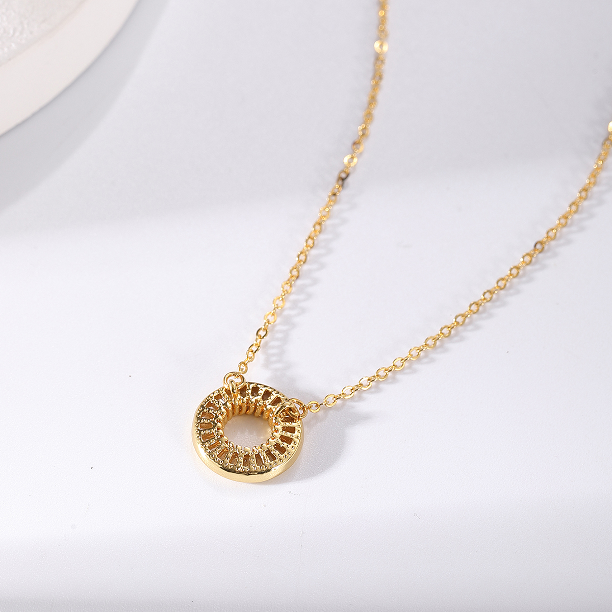 Classic Style Circle Copper 18k Gold Plated Zircon Pendant Necklace In Bulk display picture 2