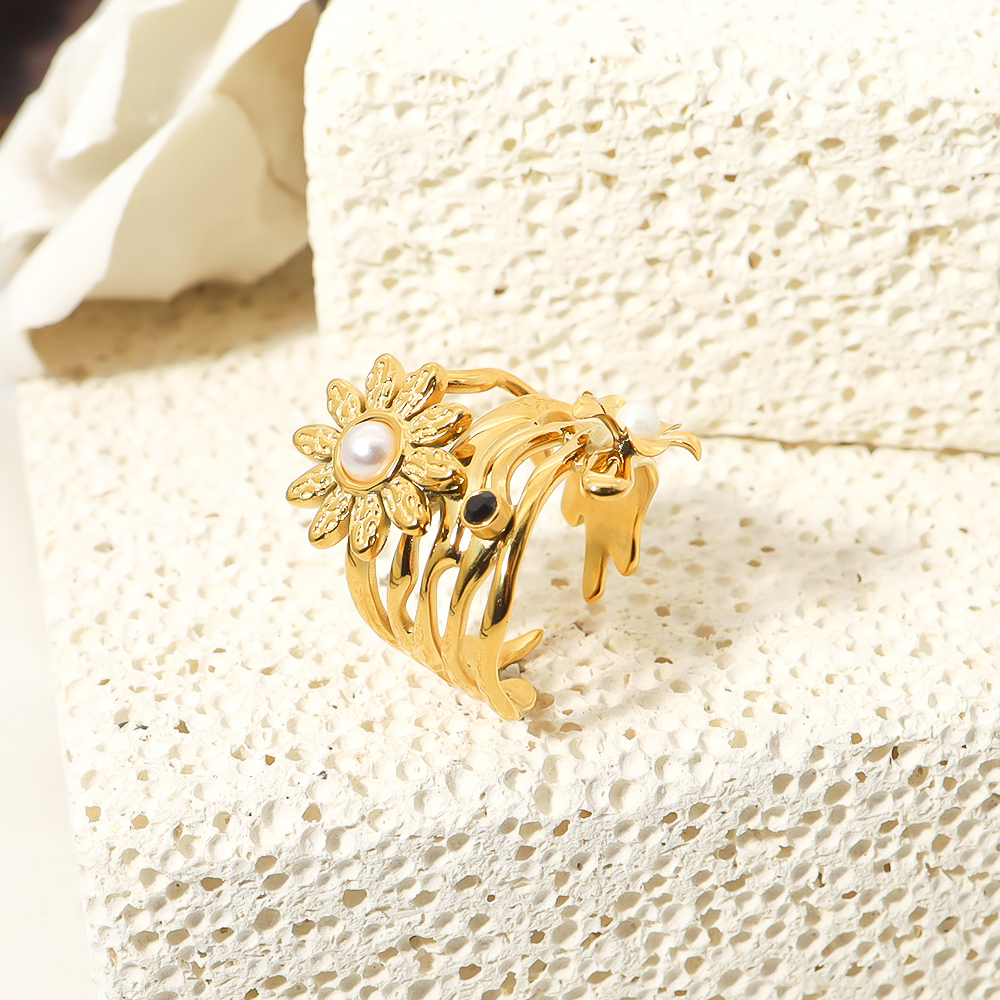Vintage Style Flower Titanium Steel Plating Inlay Pearl 18k Gold Plated Wide Band Ring display picture 3