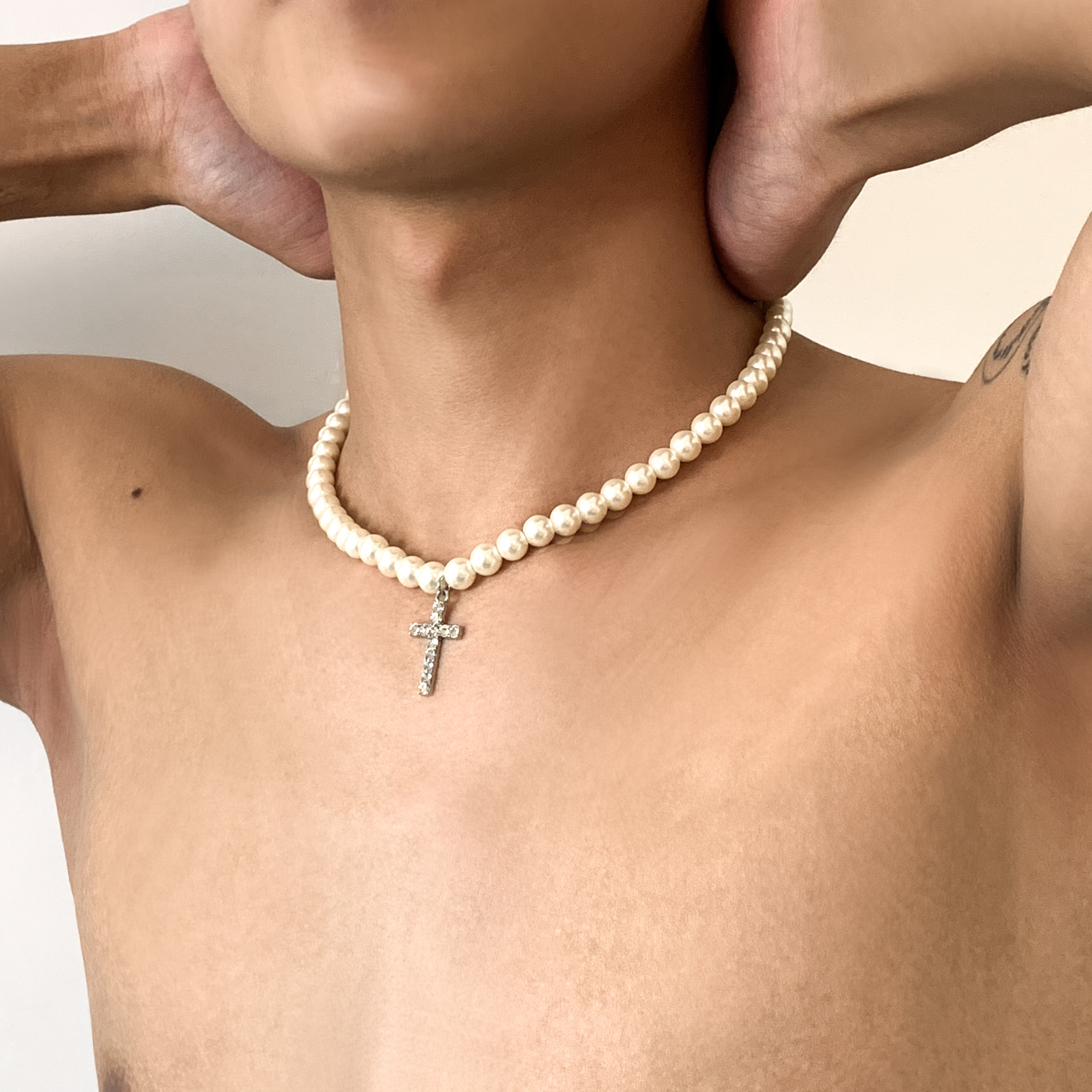 Estilo Simple Cruzar Acero Inoxidable Perla Embutido Diamantes De Imitación Hombres Collar Colgante display picture 3
