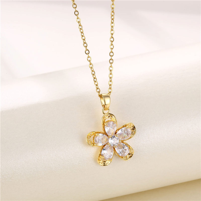 Fashion Round Heart Shape Snowflake Stainless Steel Titanium Steel Plating Inlay Zircon 18k Gold Plated Gold Plated Pendant Necklace display picture 4