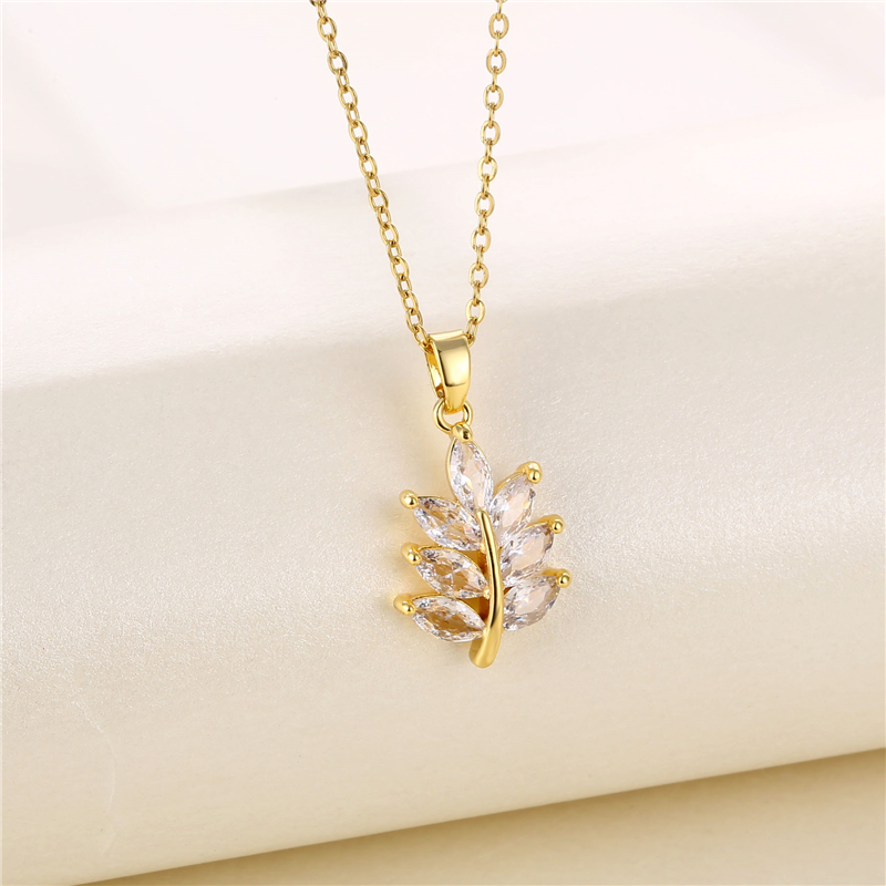 Fashion Round Heart Shape Snowflake Stainless Steel Titanium Steel Plating Inlay Zircon 18k Gold Plated Gold Plated Pendant Necklace display picture 9