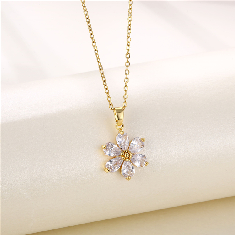 Fashion Round Heart Shape Snowflake Stainless Steel Titanium Steel Plating Inlay Zircon 18k Gold Plated Gold Plated Pendant Necklace display picture 12