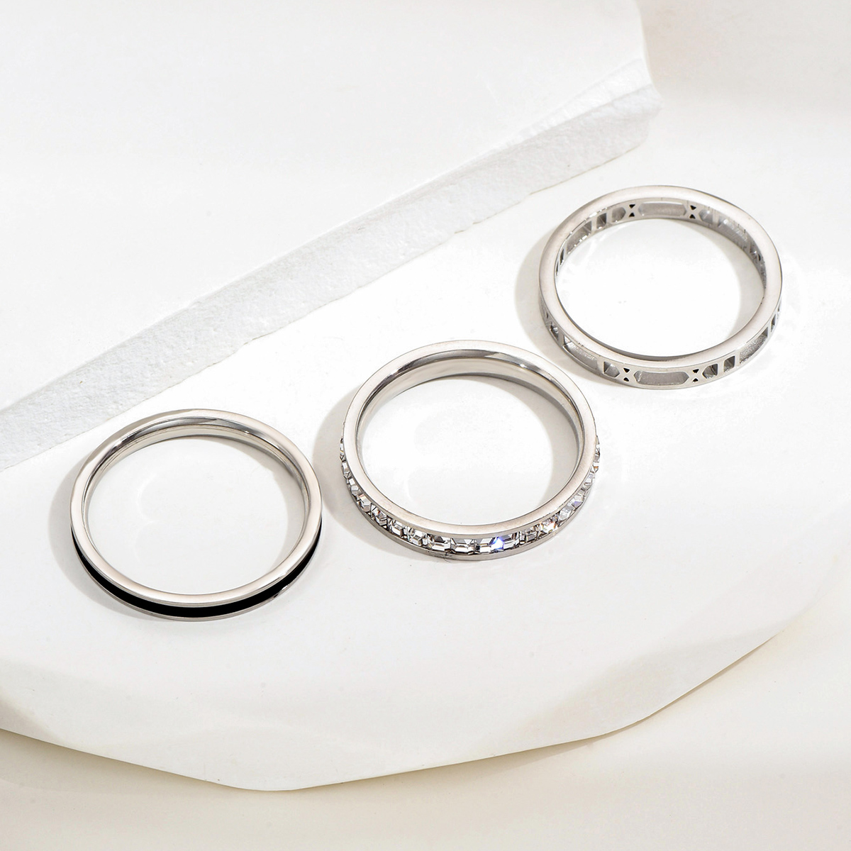 Einfacher Stil Kreis Rostfreier Stahl Emaille Aushöhlen Inlay Strasssteine Ringe display picture 2