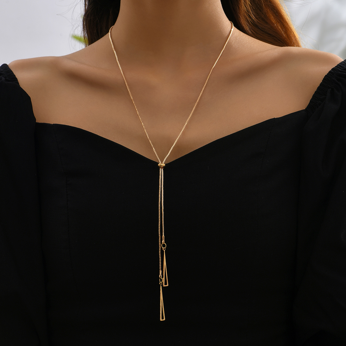 1 Piece Simple Style Triangle Alloy Metal Plating Hollow Out Gold Plated Women's Pendant Necklace display picture 5