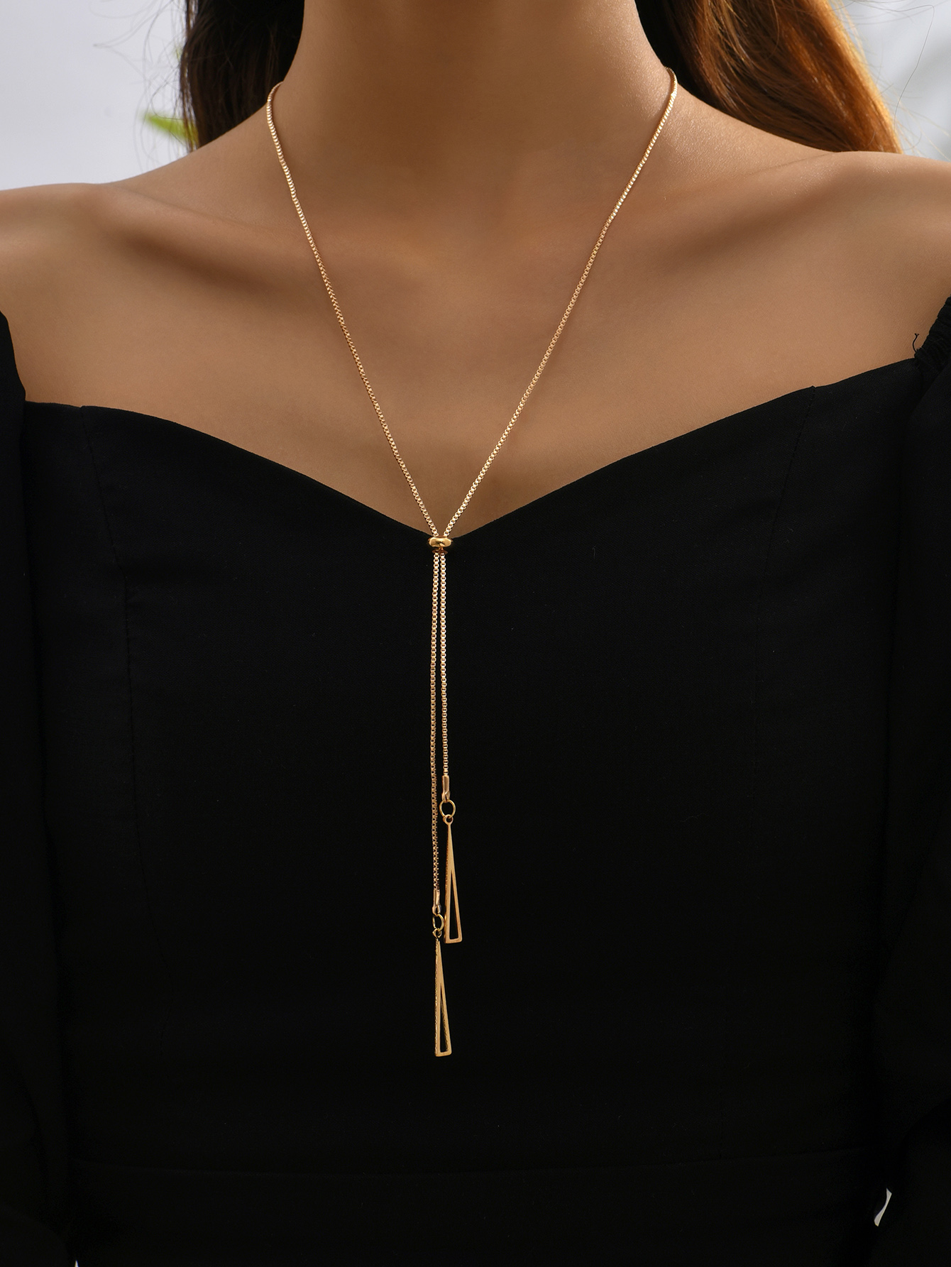 1 Piece Simple Style Triangle Alloy Metal Plating Hollow Out Gold Plated Women's Pendant Necklace display picture 8