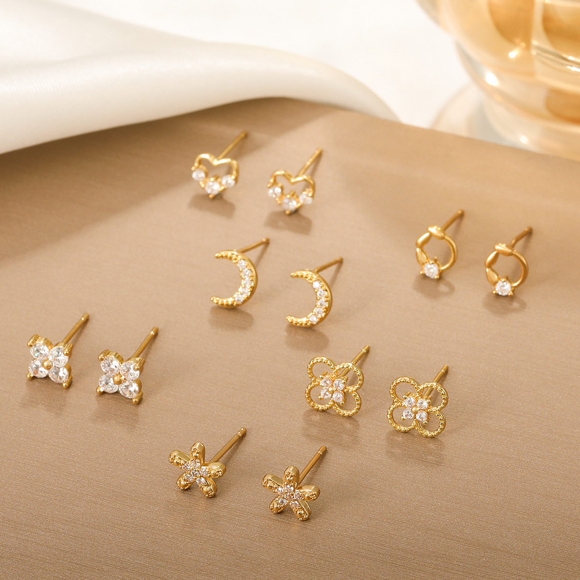 Cross-border New Arrival Hollow Flower Earrings Petal Ear Accessory Vintage Fashion Minority Design Diamond Moon Heart Stud Earrings display picture 4