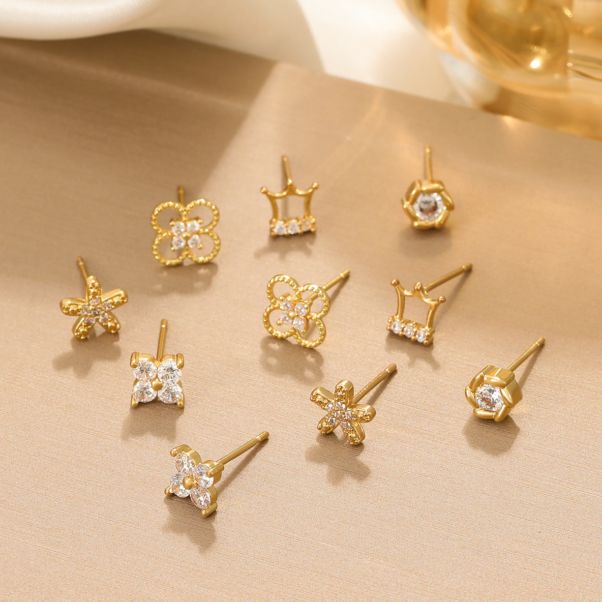 Cross-border New Arrival Hollow Flower Earrings Petal Ear Accessory Vintage Fashion Minority Design Diamond Moon Heart Stud Earrings display picture 5