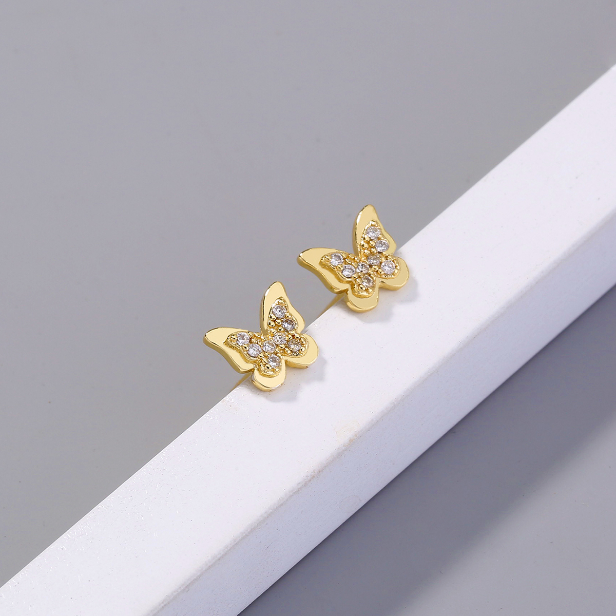 1 Pair Elegant Fashion Butterfly Copper Inlay Zircon Ear Studs display picture 1