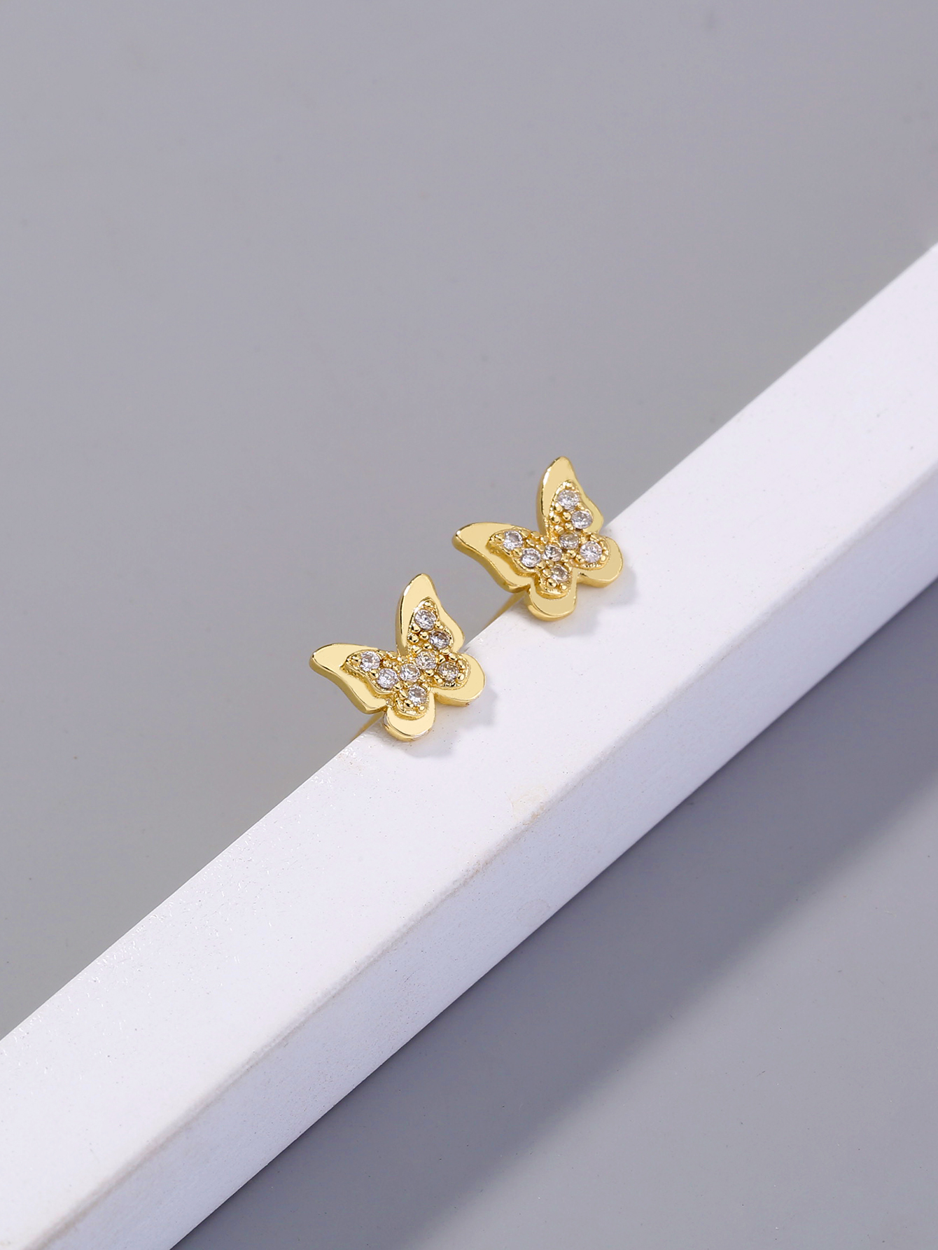 1 Pair Elegant Fashion Butterfly Copper Inlay Zircon Ear Studs display picture 3