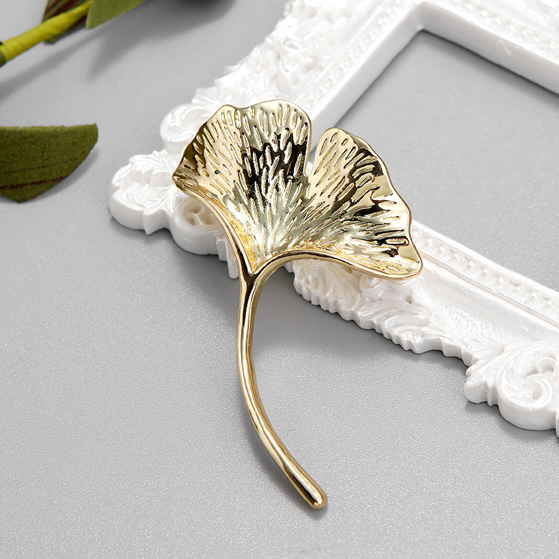 Retro Ginkgo Leaf Alloy Unisex Brooches display picture 5