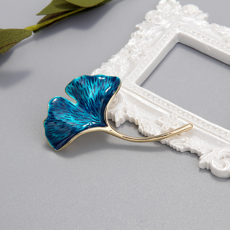 Retro Ginkgo Leaf Alloy Unisex Brooches display picture 7