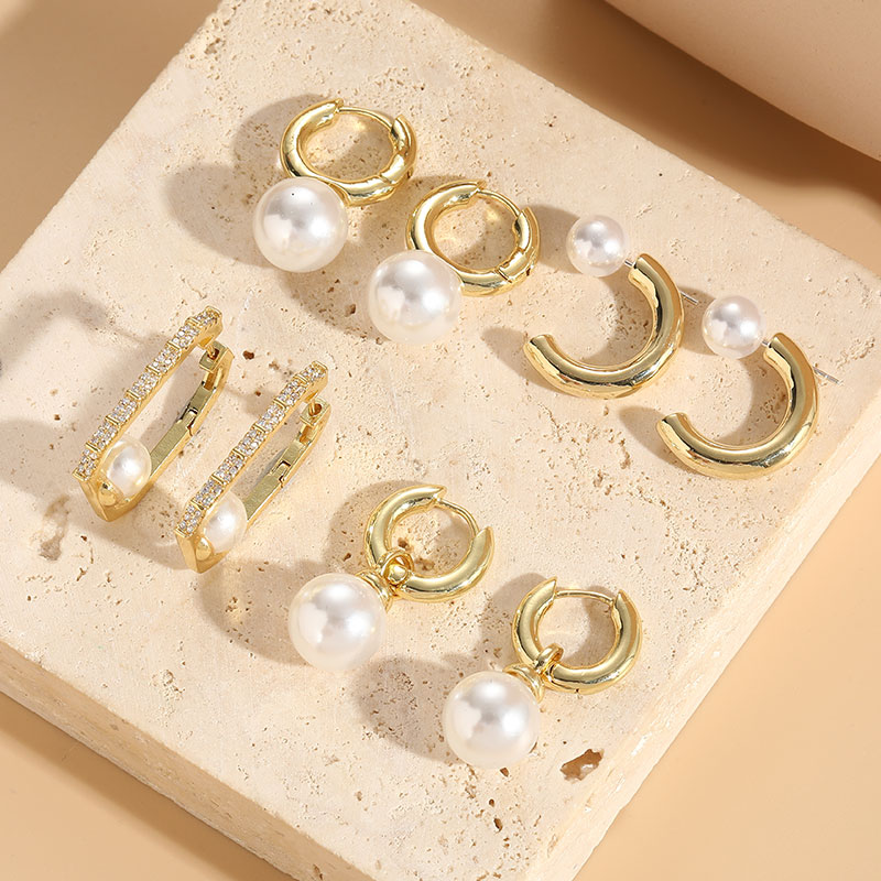 1 Pair Elegant Luxurious Classic Style C Shape Asymmetrical Plating Inlay Artificial Pearl Copper Zircon 14k Gold Plated Hoop Earrings Drop Earrings display picture 2