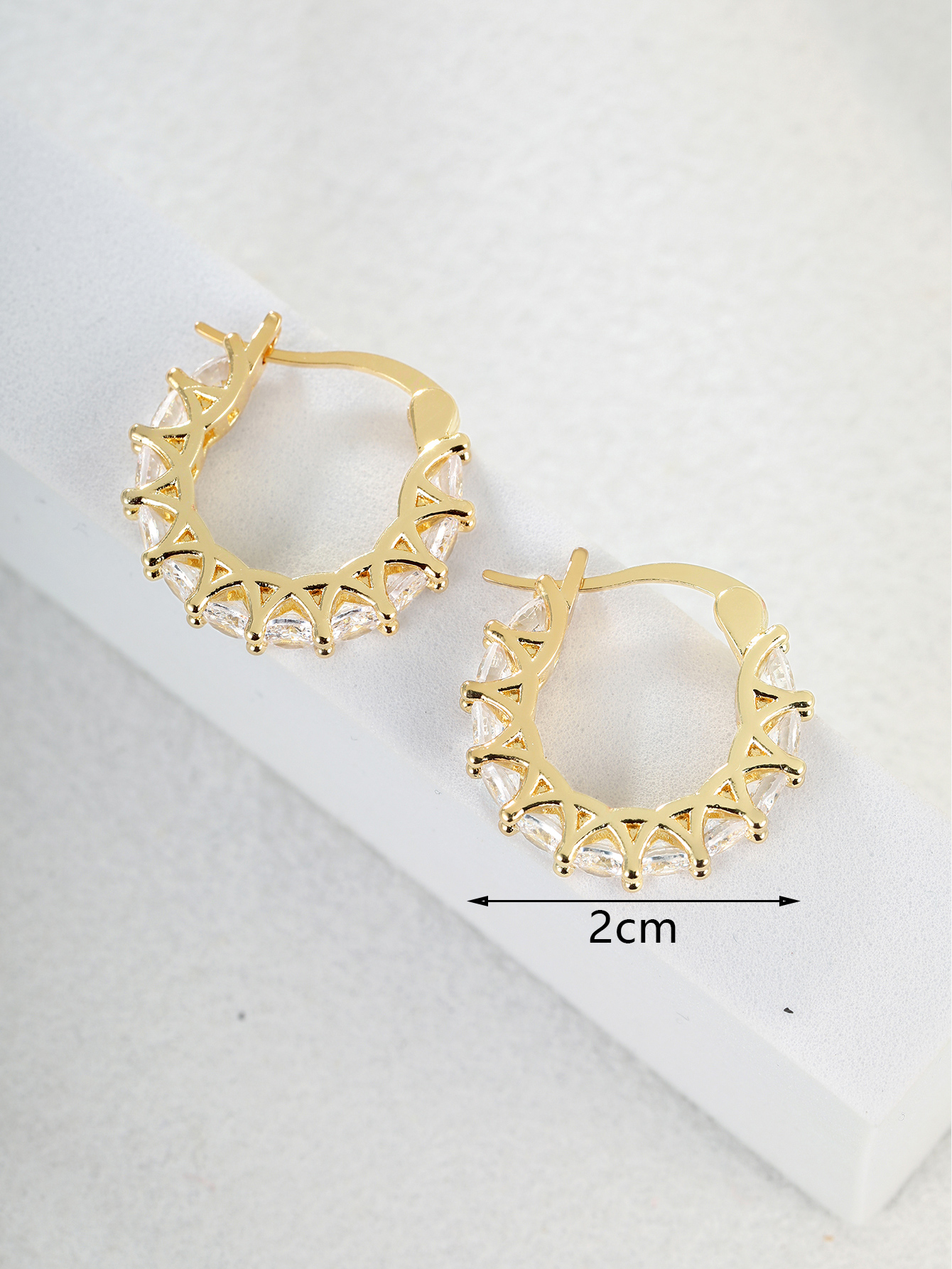 1 Par Estilo Sin Brillante Circulo Cobre Enchapado Embutido Circón Chapado En Oro De 18 Quilates. Pendientes De Aro display picture 6