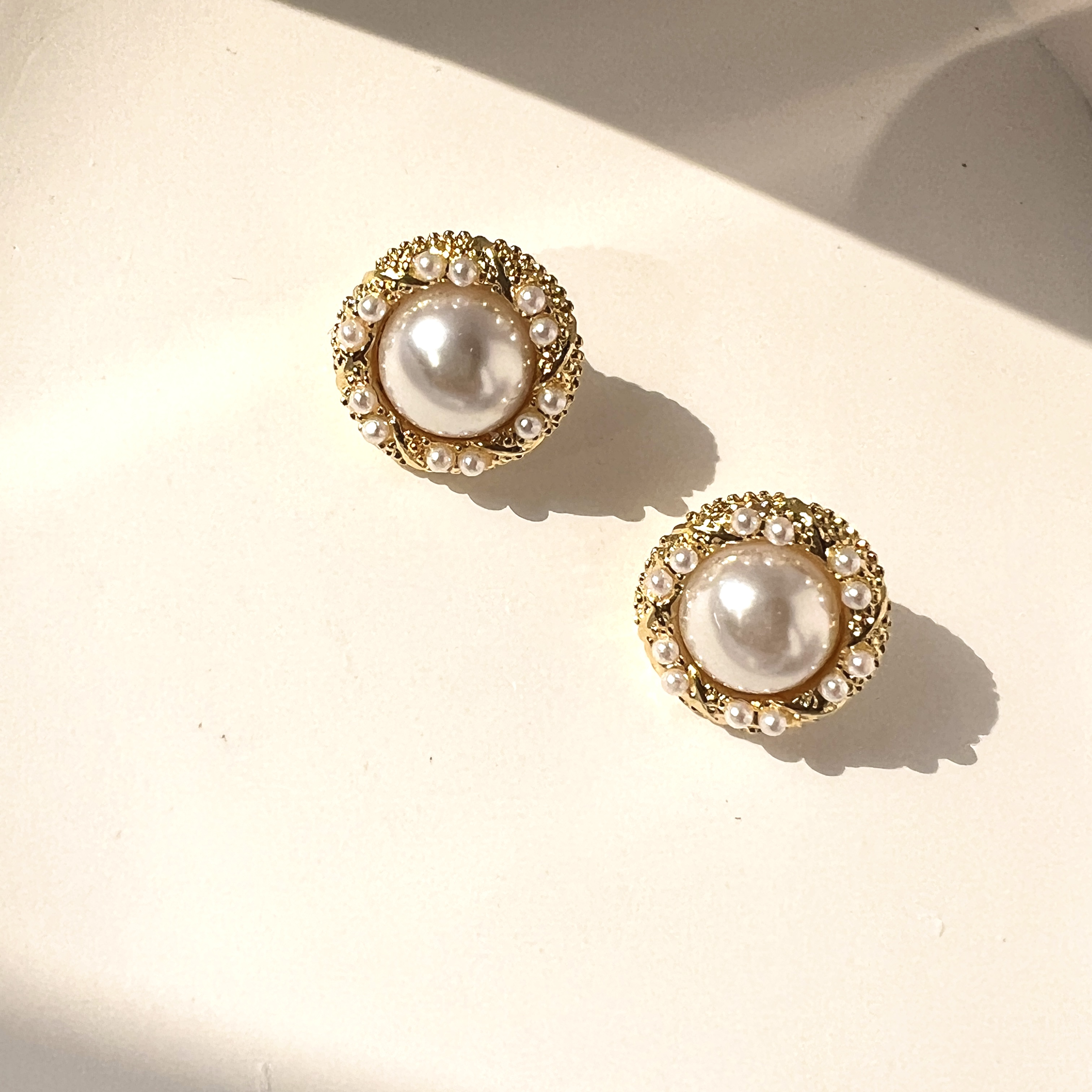 Elegant Vintage Style Round Alloy Plating Inlay Pearl Gold Plated Women's Ear Studs display picture 1