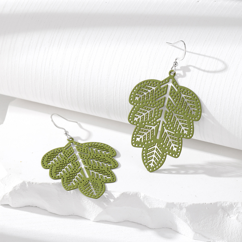 Simple Style Leaves Alloy Hollow Out Women's Drop Earrings display picture 3