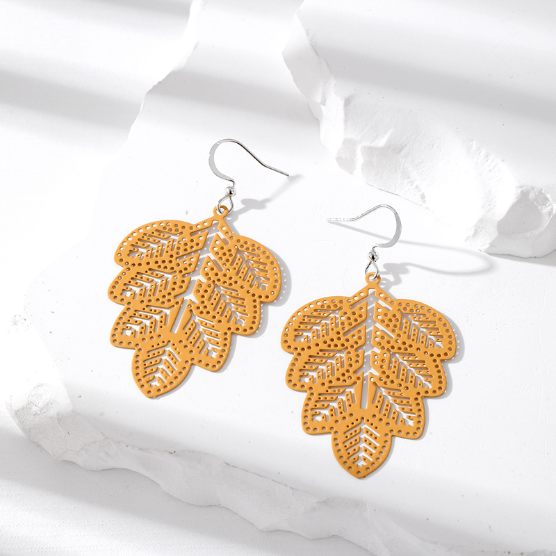 Simple Style Leaves Alloy Hollow Out Women's Drop Earrings display picture 10