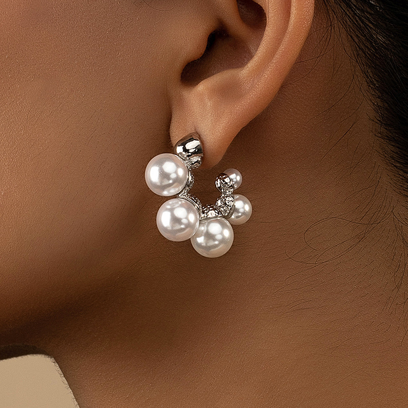 Elegant Streetwear Geometric Alloy Inlay Artificial Pearls Women's Ear Studs display picture 3