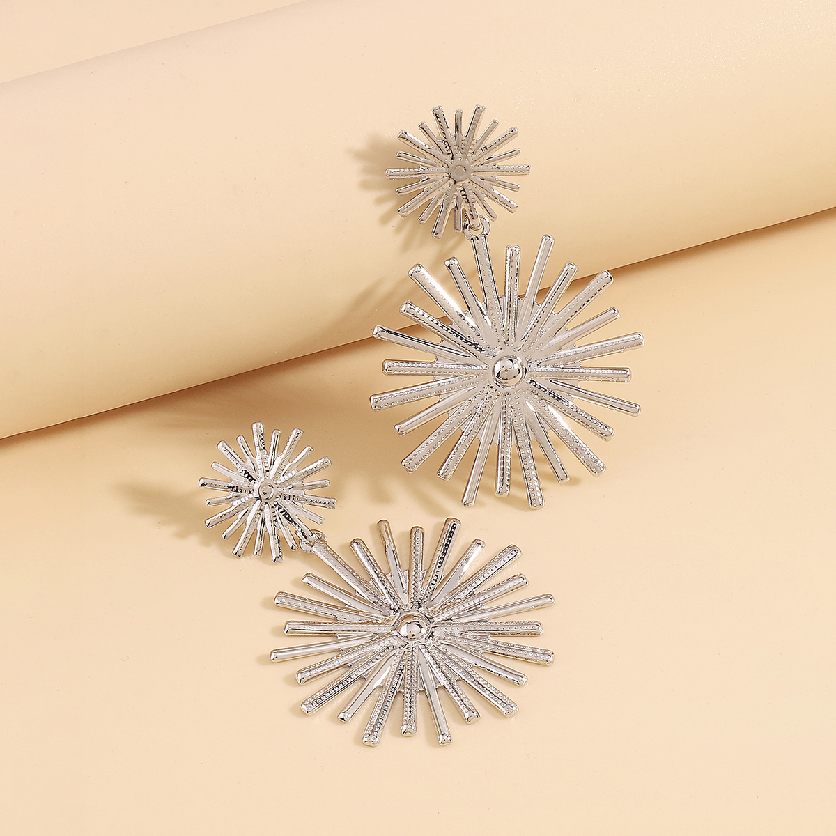 1 Pair Elegant Glam Lady Geometric Irregular Plating Metal Iron Drop Earrings display picture 6