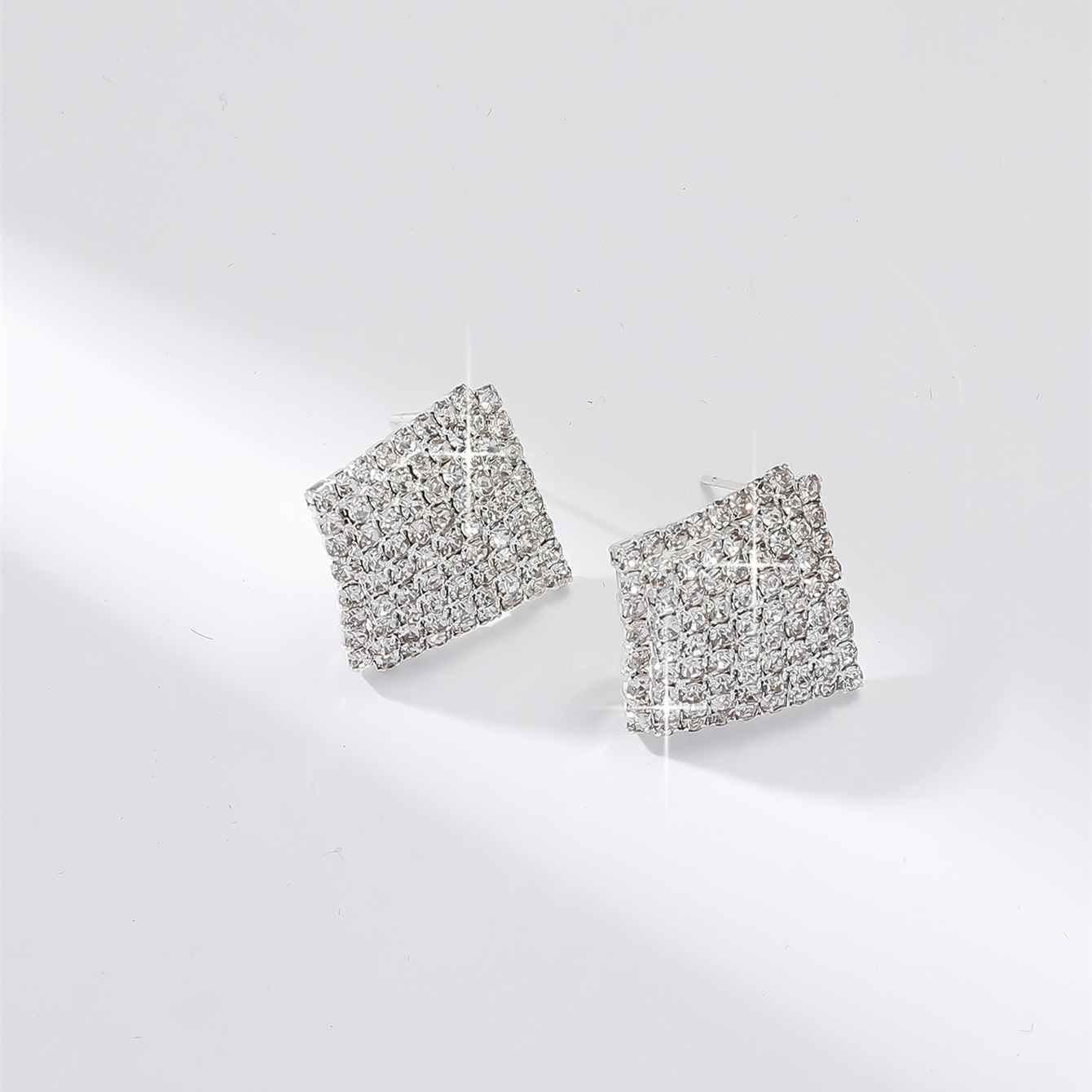 1 Paire Vêtement De Rue Brillant Géométrique Incruster Alliage Strass Plaqué Argent Boucles D'oreilles display picture 4