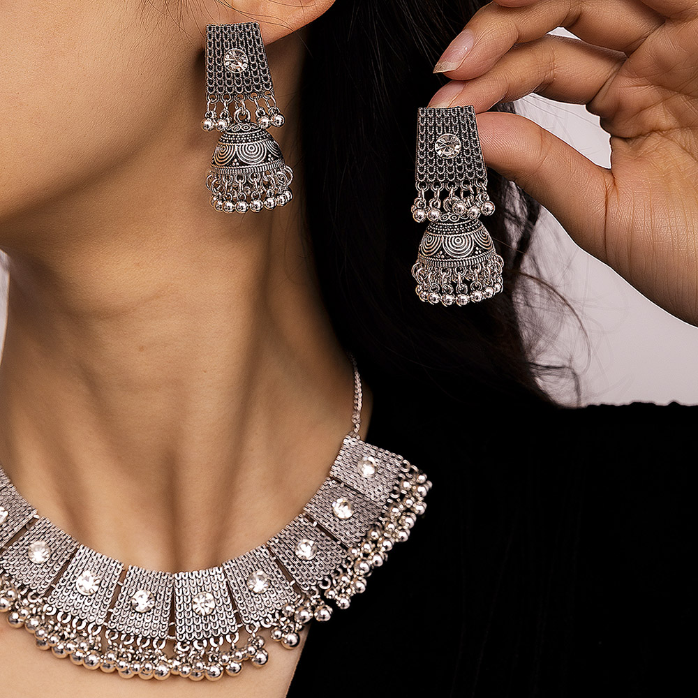 Retro Campana Metal Enchapado Embutido Diamante Artificial Plateado Mujeres Aretes Collar display picture 1