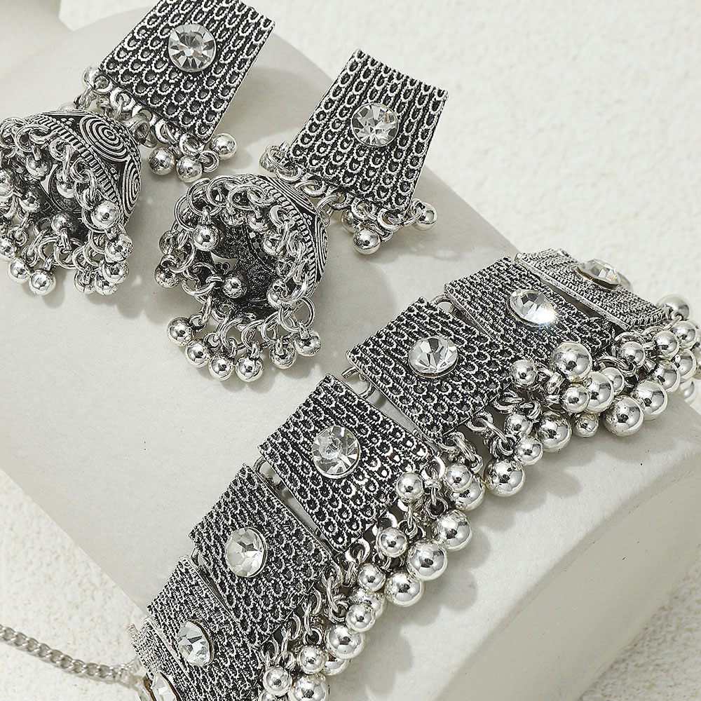 Retro Campana Metal Enchapado Embutido Diamante Artificial Plateado Mujeres Aretes Collar display picture 3