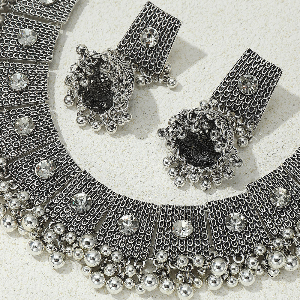 Retro Campana Metal Enchapado Embutido Diamante Artificial Plateado Mujeres Aretes Collar display picture 2