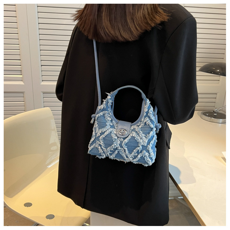 Women's Denim Solid Color Preppy Style Streetwear Pillow Shape Zipper Shoulder Bag Handbag Crossbody Bag display picture 3