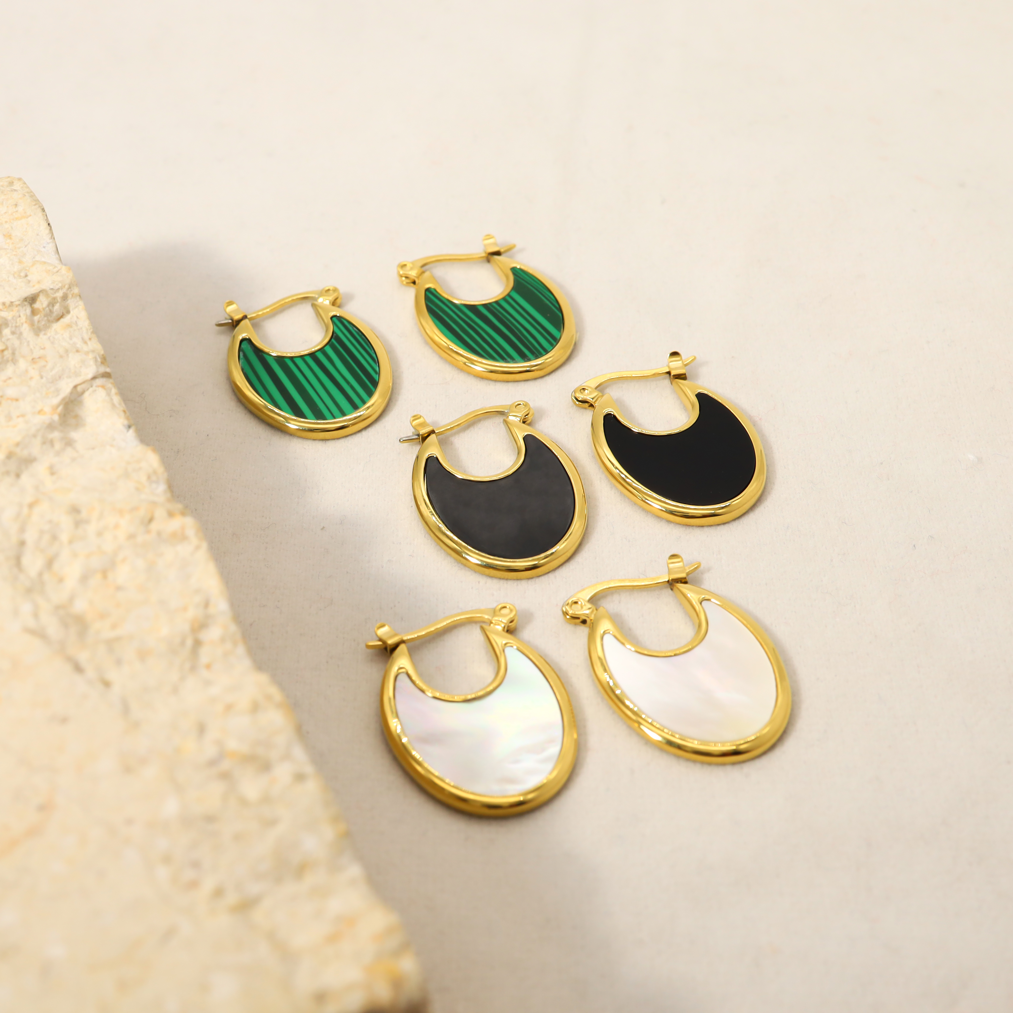 1 Paire Décontractée Style Simple Forme En U Acier Au Titane Placage Incruster Malachite Coquille Plaqué Or 18k Des Boucles D'oreilles display picture 3