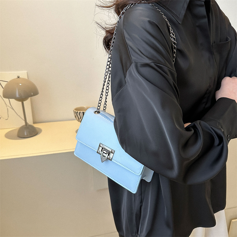 Women's Pu Leather Solid Color Classic Style Square Lock Clasp Shoulder Bag Crossbody Bag display picture 3