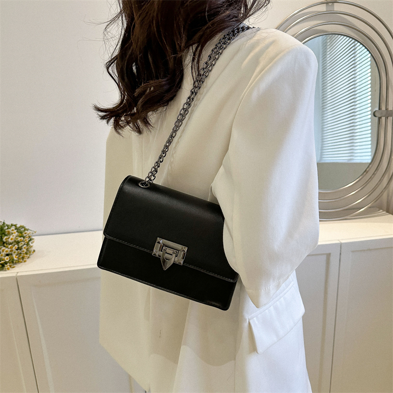 Women's Pu Leather Solid Color Classic Style Square Lock Clasp Shoulder Bag Crossbody Bag display picture 4
