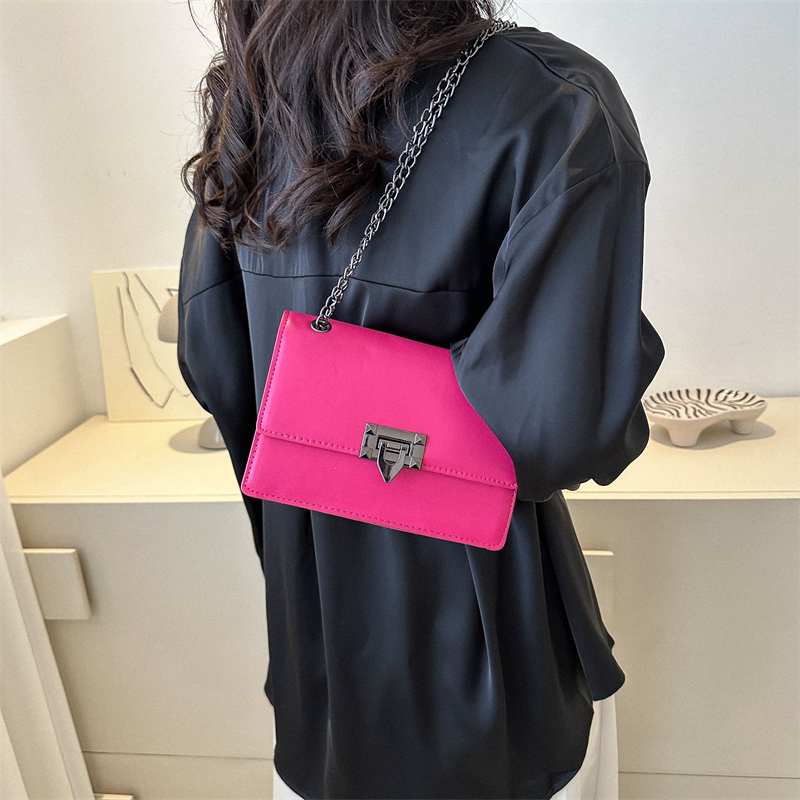 Women's Pu Leather Solid Color Classic Style Square Lock Clasp Shoulder Bag Crossbody Bag display picture 11