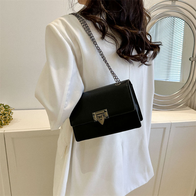 Women's Pu Leather Solid Color Classic Style Square Lock Clasp Shoulder Bag Crossbody Bag display picture 15